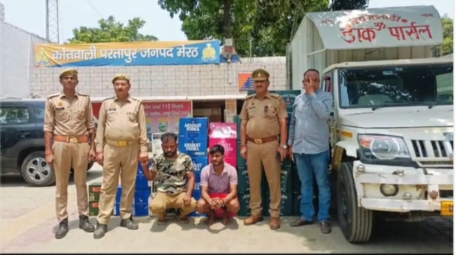 डाक की गाड़ी में छिपाकर लाई जा रही अवैध शराब के साथ दो तस्कर गिरफ्तार
