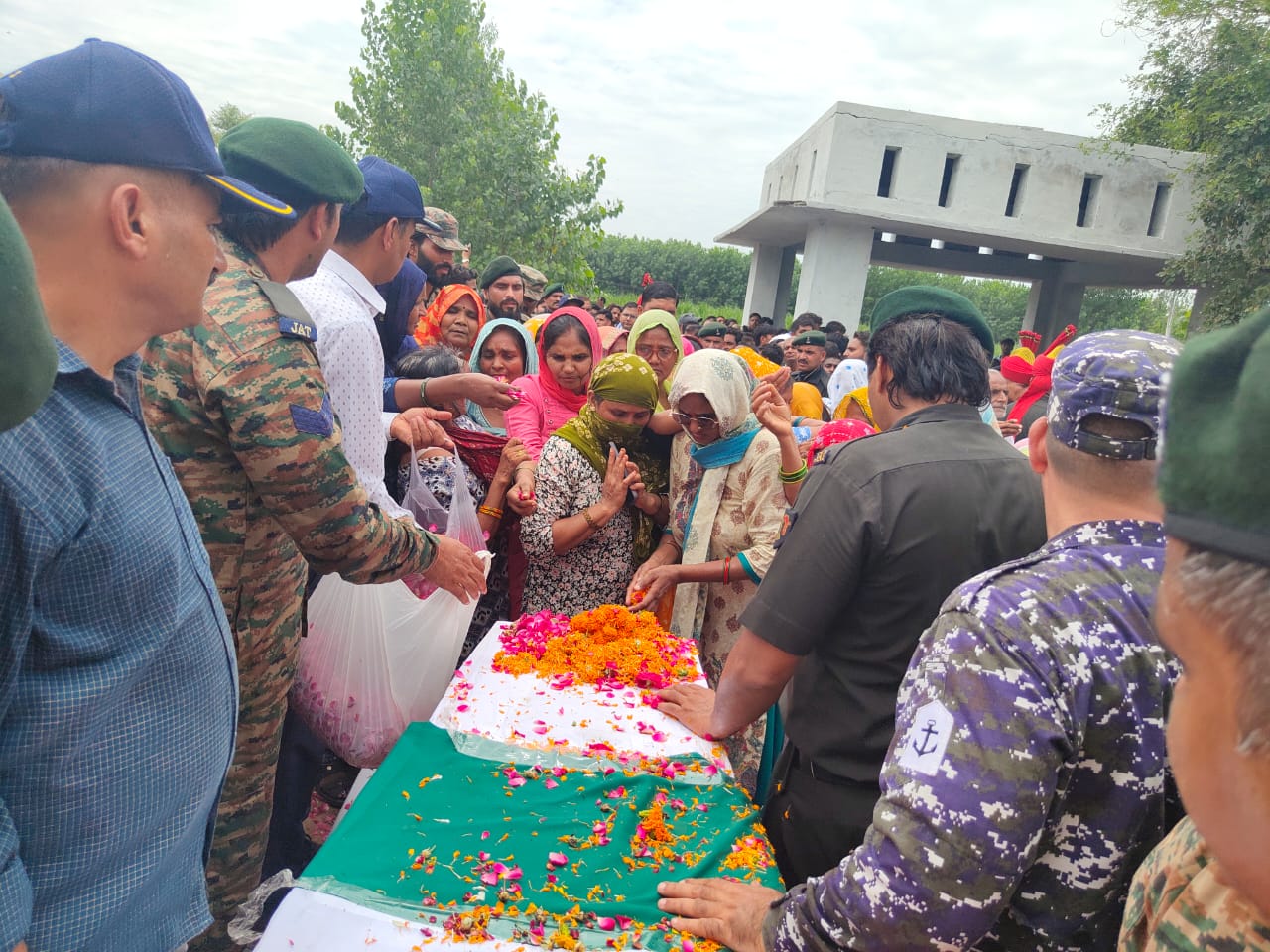 तिरंगे में लिपटकर आया शहीद जवान का शव, अंतिम दर्शन के लिए उमड़ा लोगों का जनसैलाब